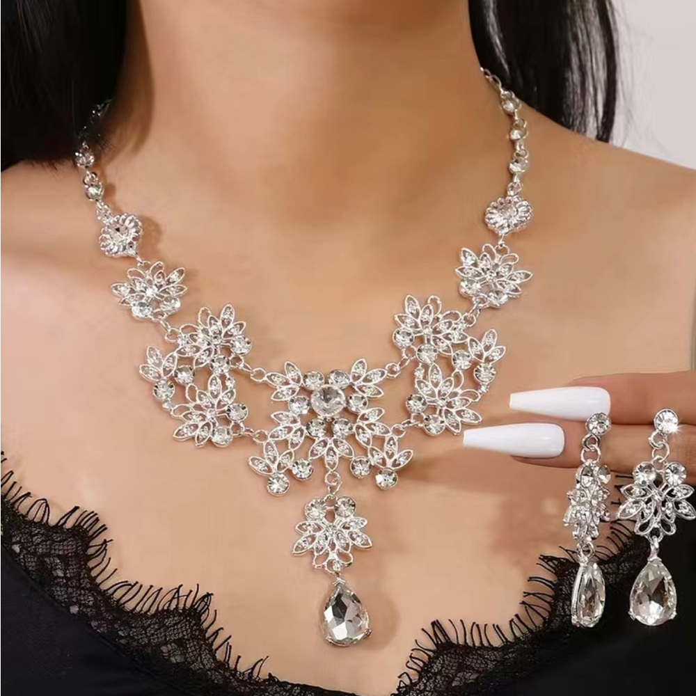 Conjunto de joyas de circonio con tema de flor de lujo, colgante